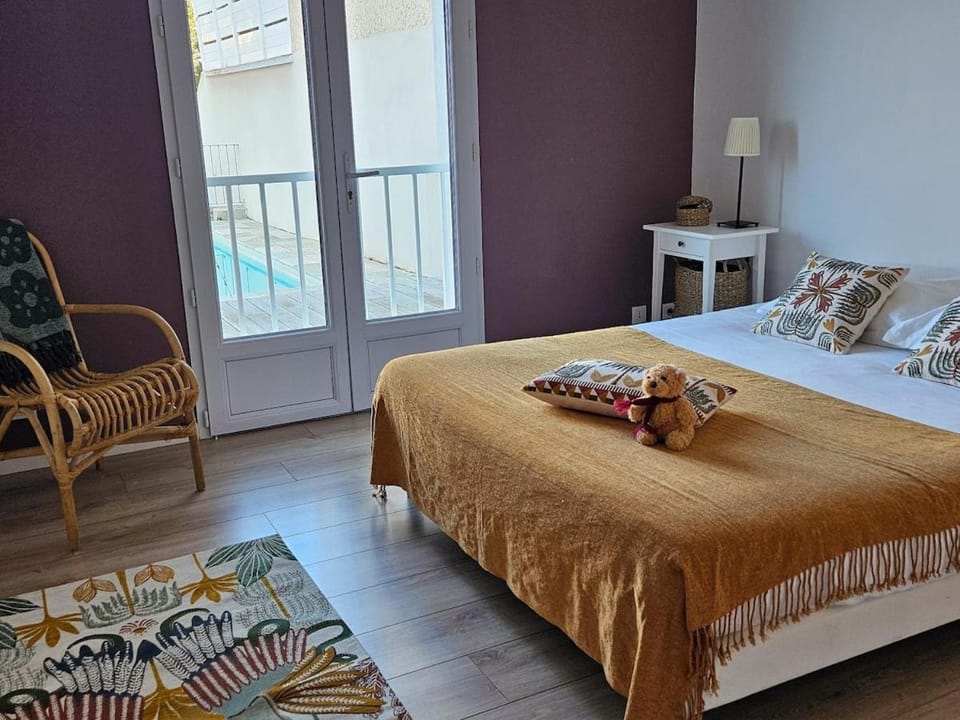 Bed, Photo of the whole room, Bedroom, Swimming pool