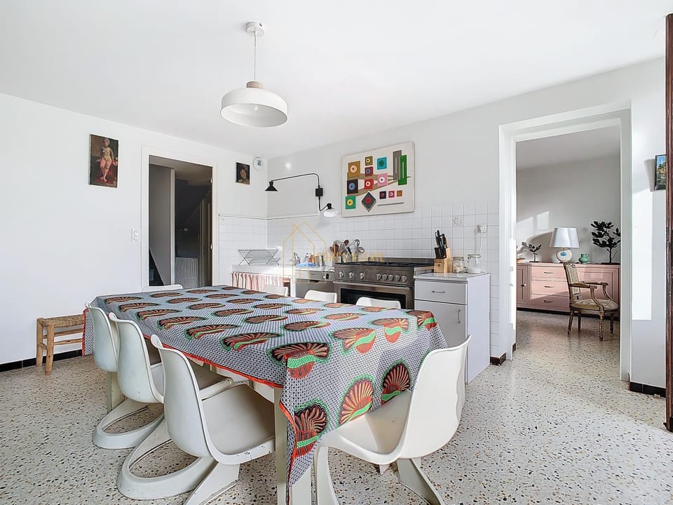 Kitchen or kitchenette, Dining area, oven