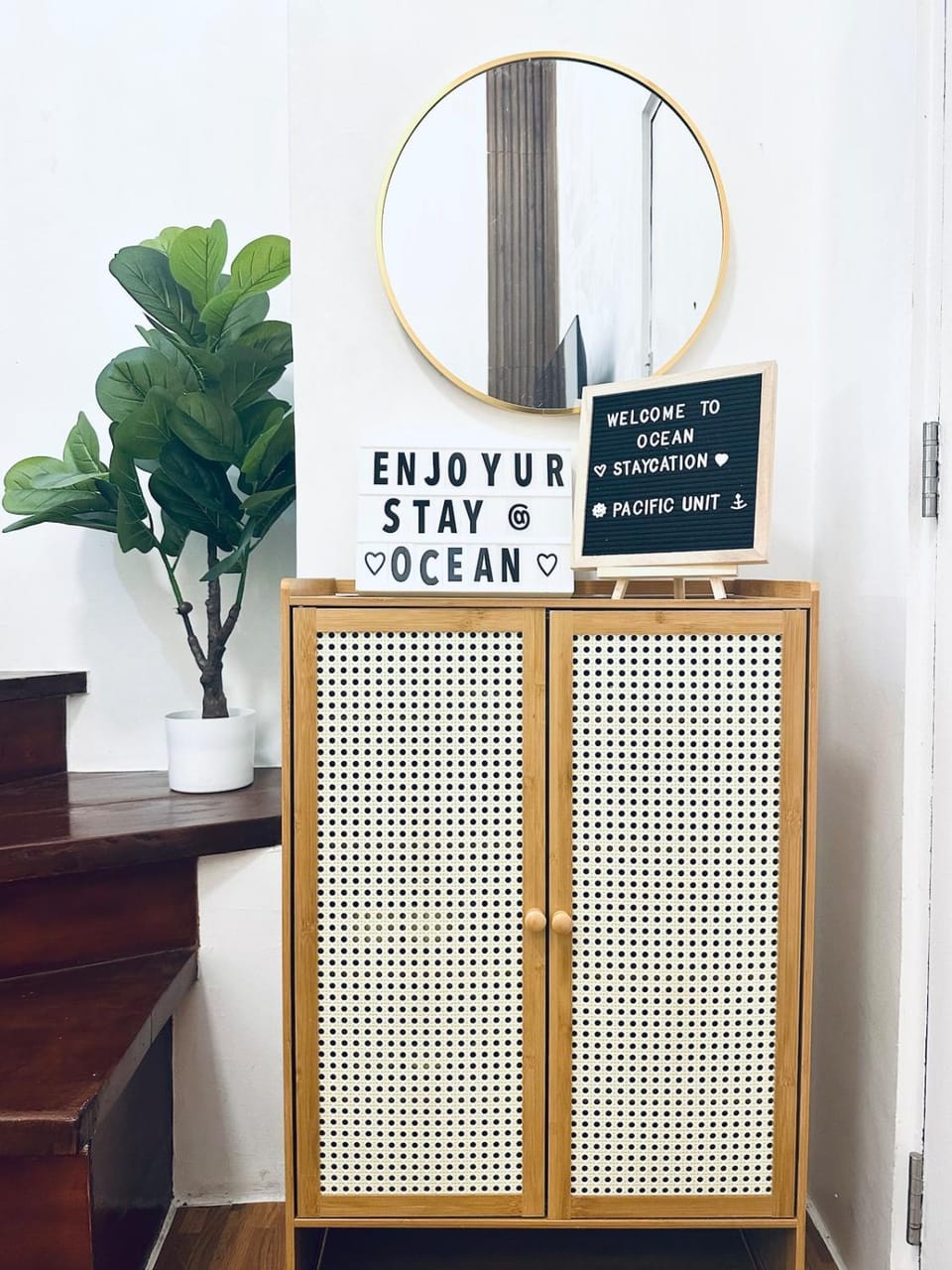Living room, Text overlay