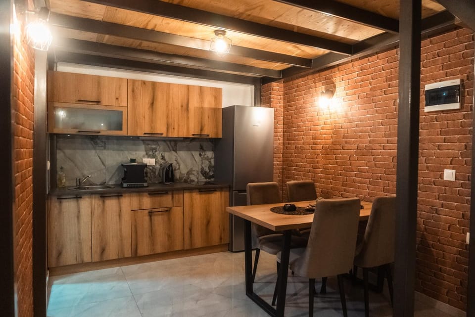 Kitchen or kitchenette, Dining area