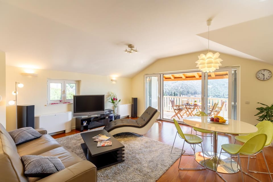 TV and multimedia, Balcony/Terrace, Living room, Seating area, Dining area, Garden view, Garden view, Sea view, Sea view