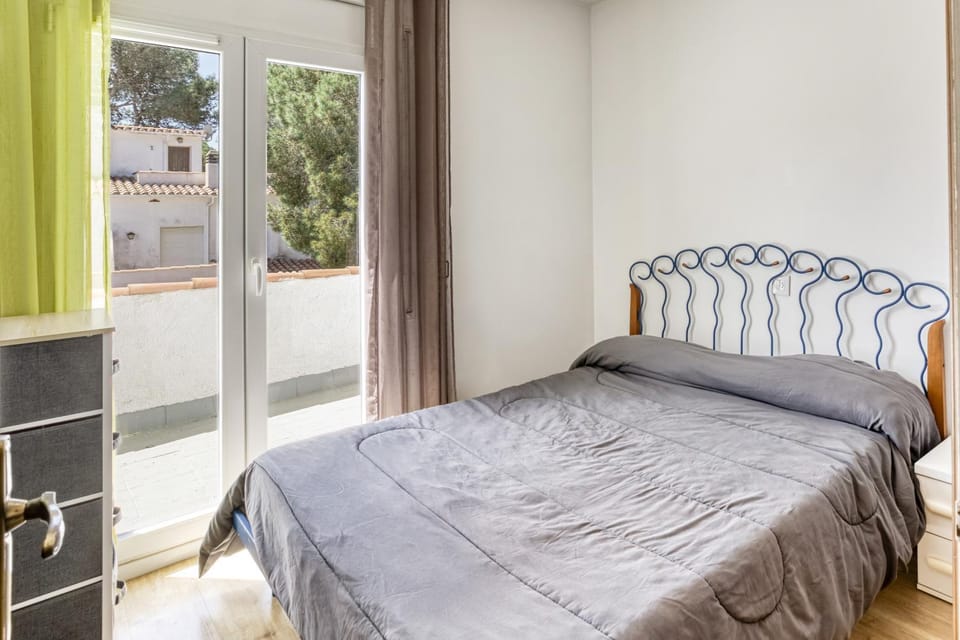 Property building, Living room, Bedroom