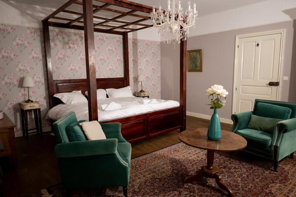 Bed, Decorative detail, Seating area, Bedroom