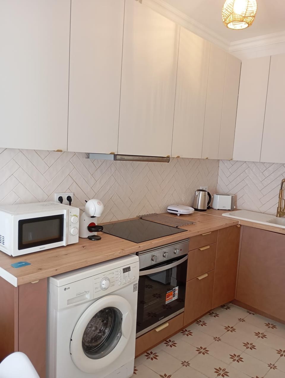 Coffee/tea facilities, Kitchen or kitchenette, oven, stove, toaster, washing machine