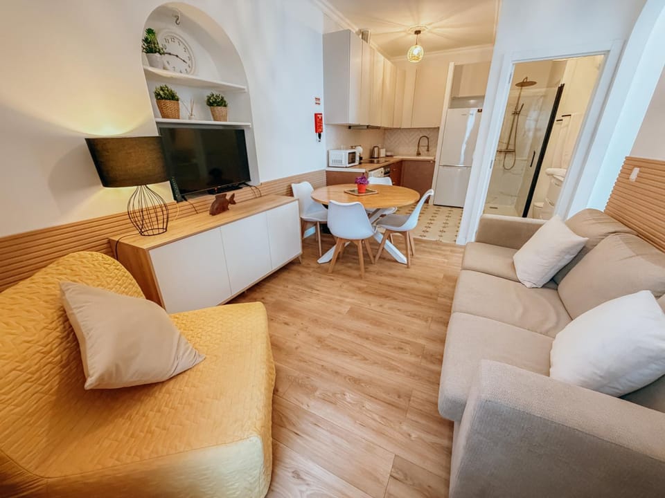 Communal lounge/ TV room, TV and multimedia, Seating area, Dining area