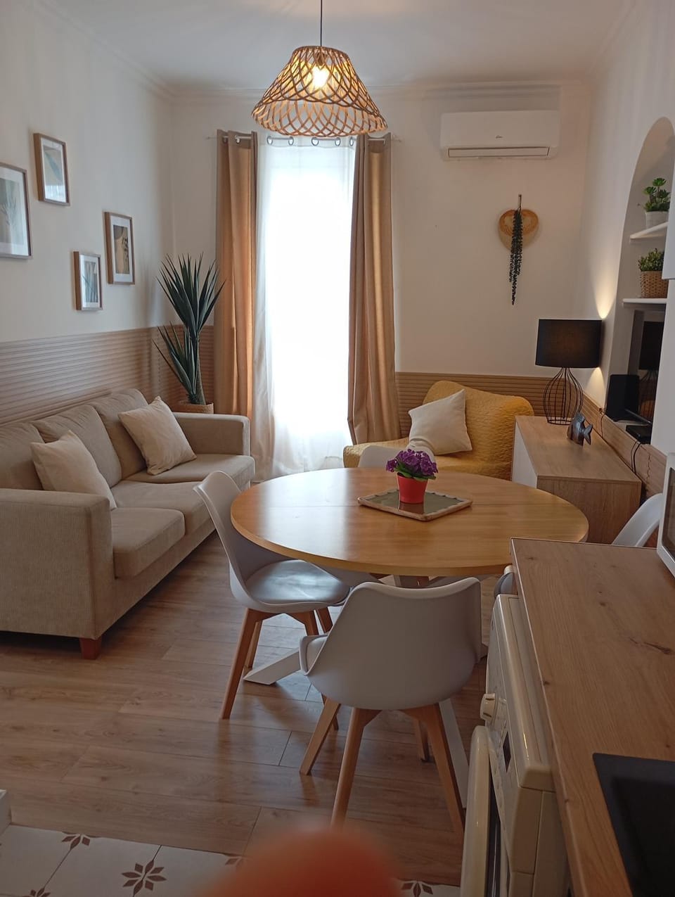 TV and multimedia, Living room, Seating area, Dining area