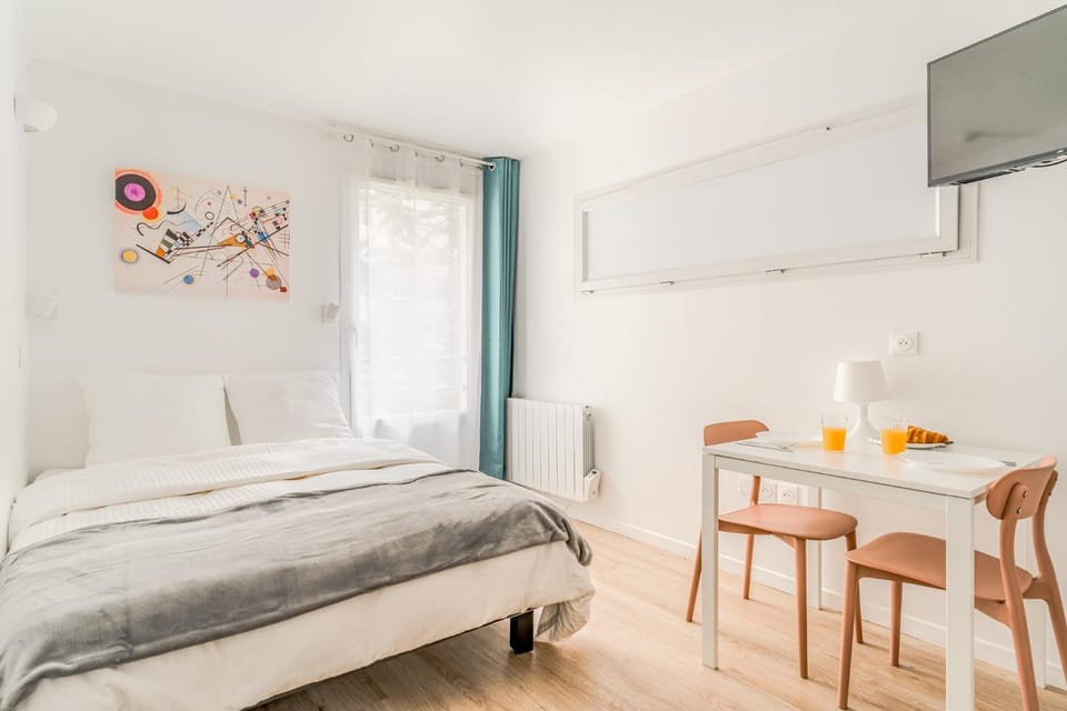Bed, TV and multimedia, Dining area