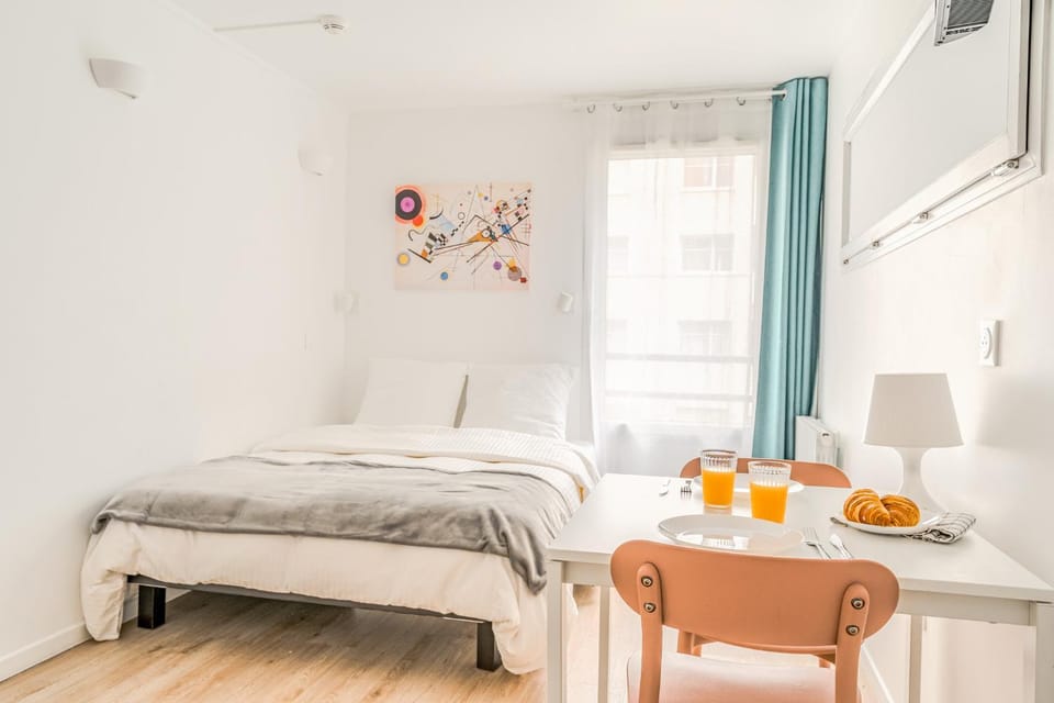 Bed, Dining area