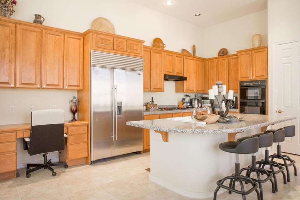 Coffee/tea facilities, Kitchen or kitchenette, Dining area, dishwasher, oven, stove, toaster