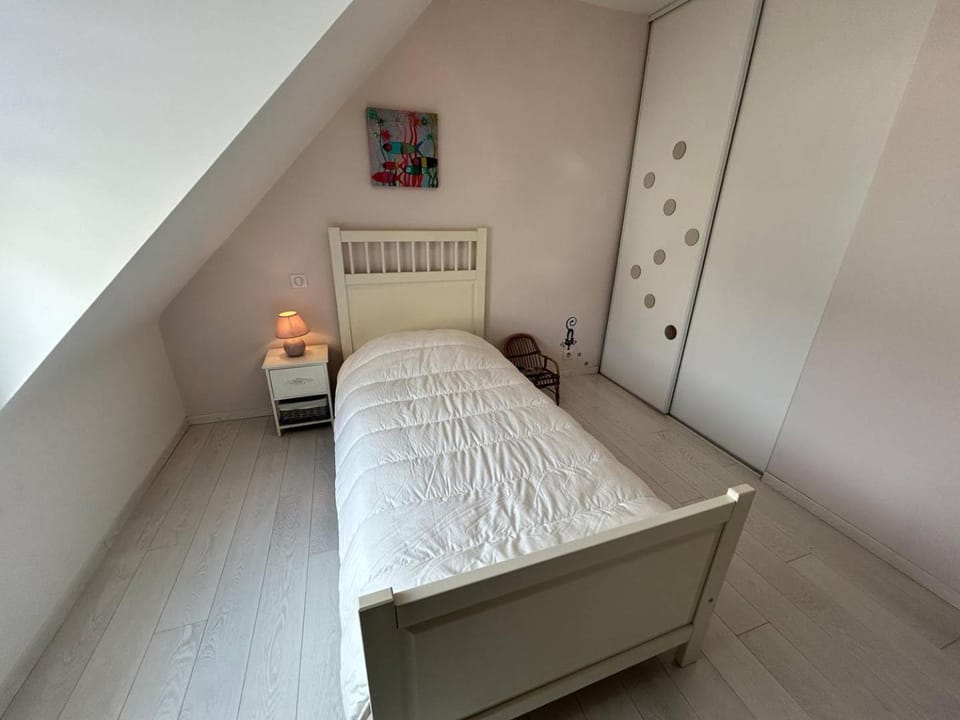 Maison lumineuse, entièrement rénovée, à quelques pas de la plage et des commerces. Villa in Brittany