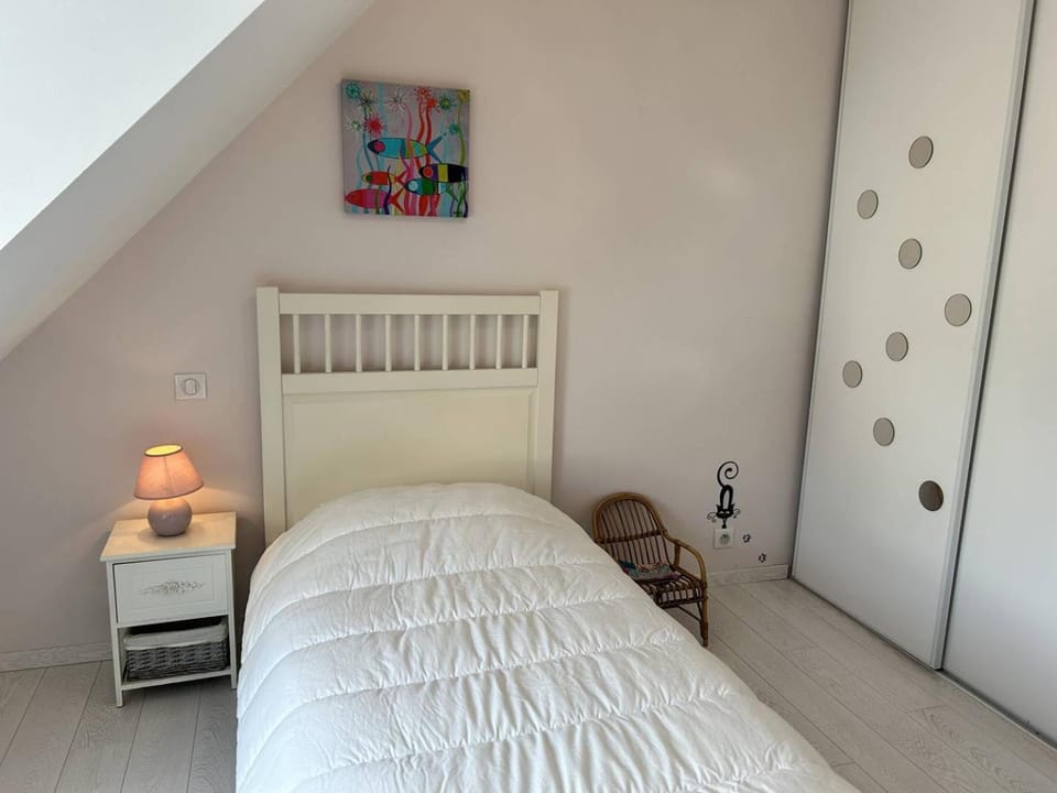 Maison lumineuse, entièrement rénovée, à quelques pas de la plage et des commerces. Villa in Brittany