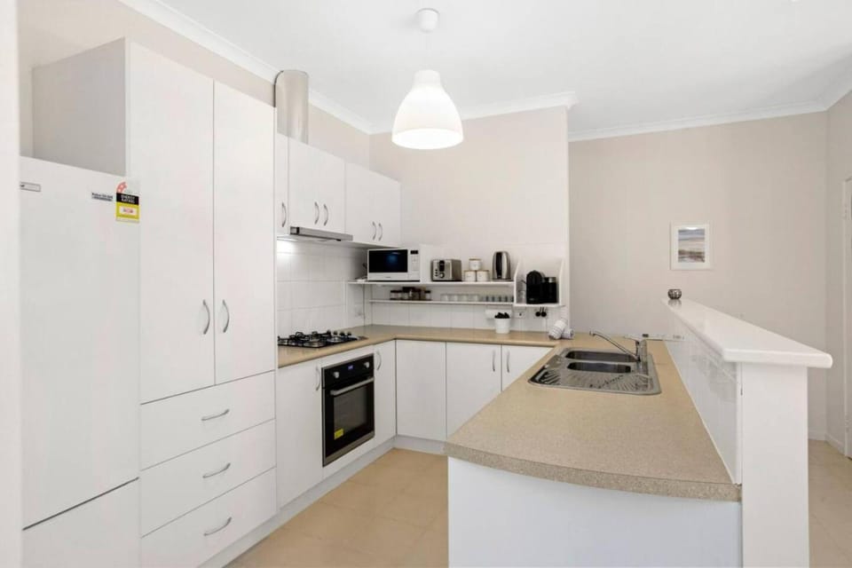 Coffee/tea facilities, Kitchen or kitchenette, dishwasher, oven, stove, toaster