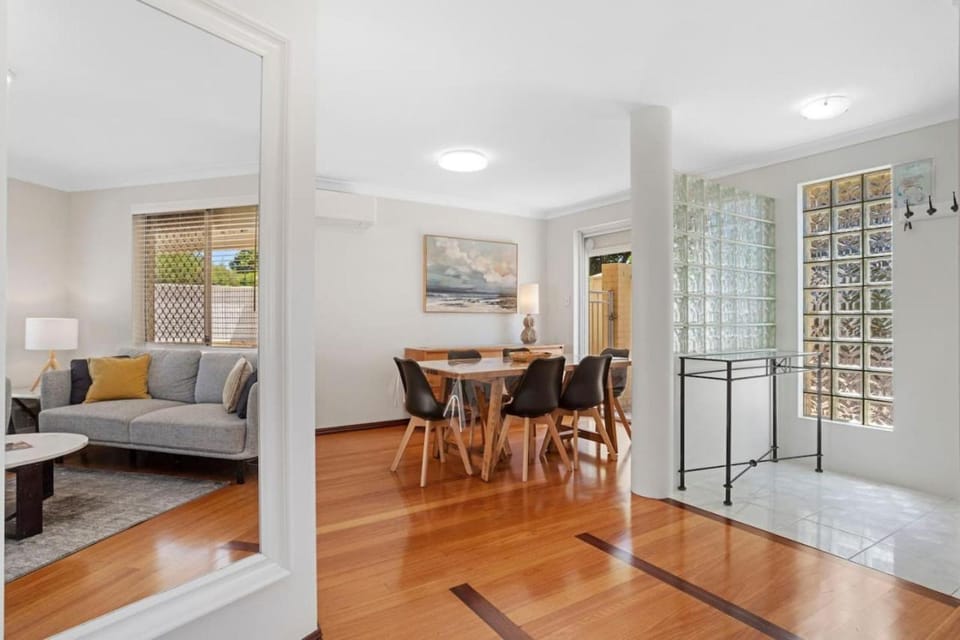 450m walk to Swan River, 1 km to Albany Hwy strip House in Perth
