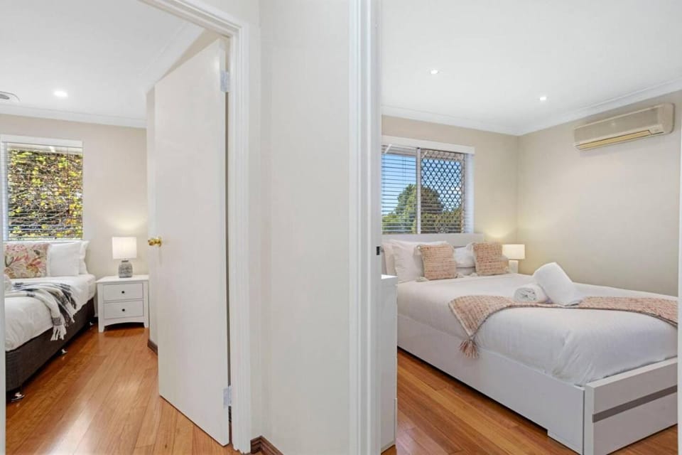 450m walk to Swan River, 1 km to Albany Hwy strip House in Perth