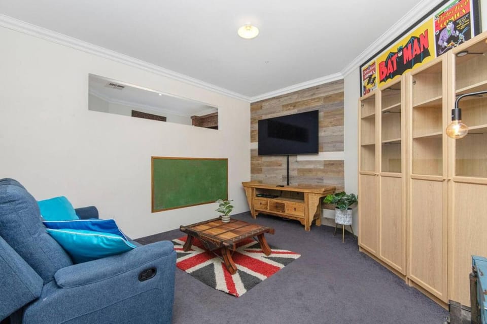 TV and multimedia, Living room, Seating area