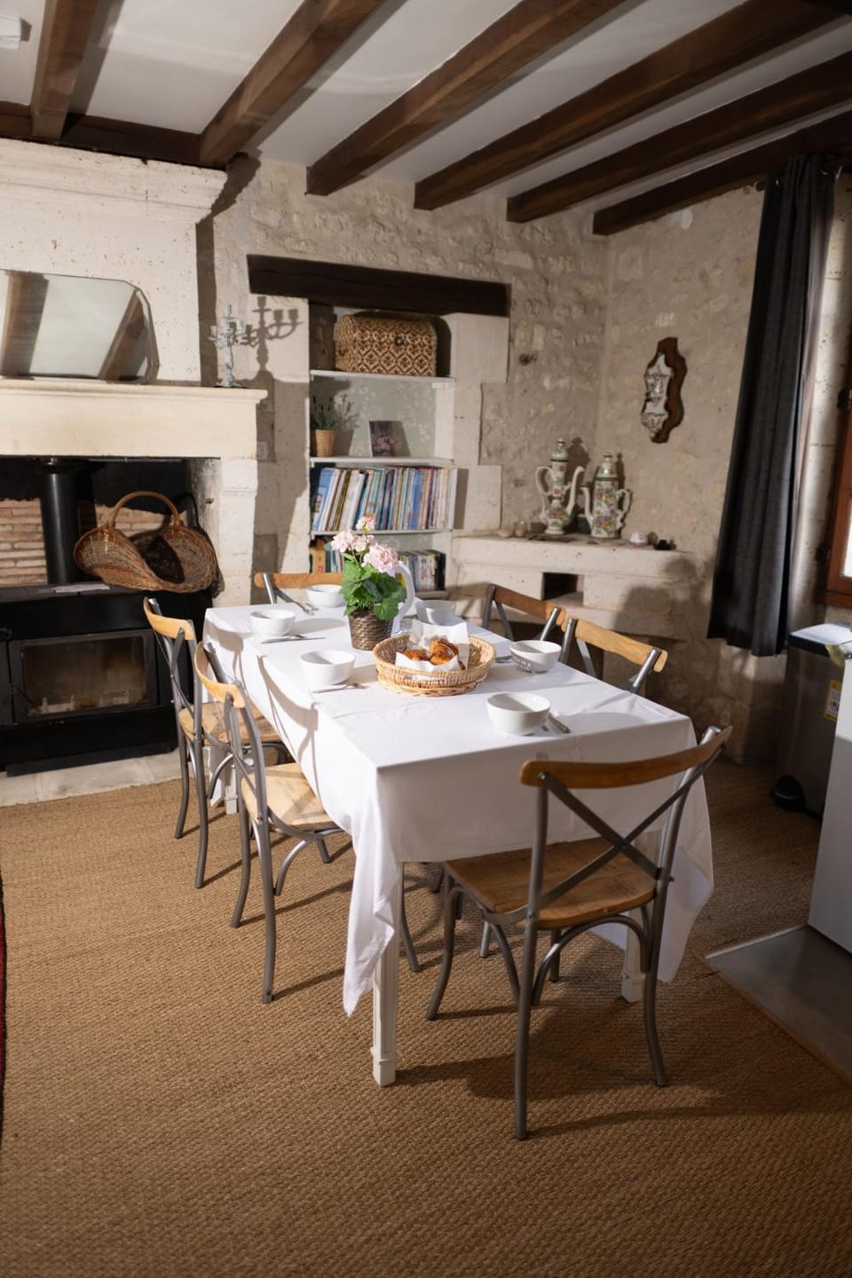 Seating area, Dining area, fireplace