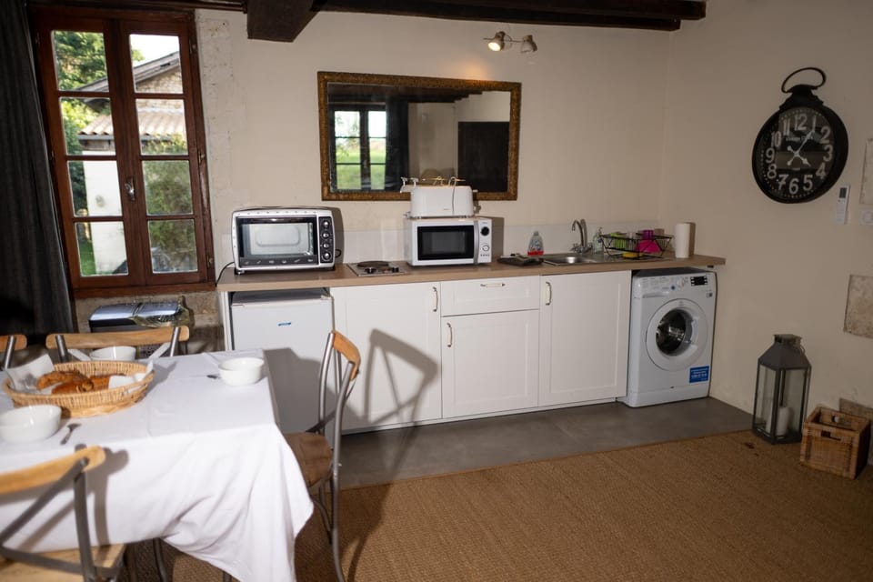 Kitchen or kitchenette, Dining area, Garden view, washing machine