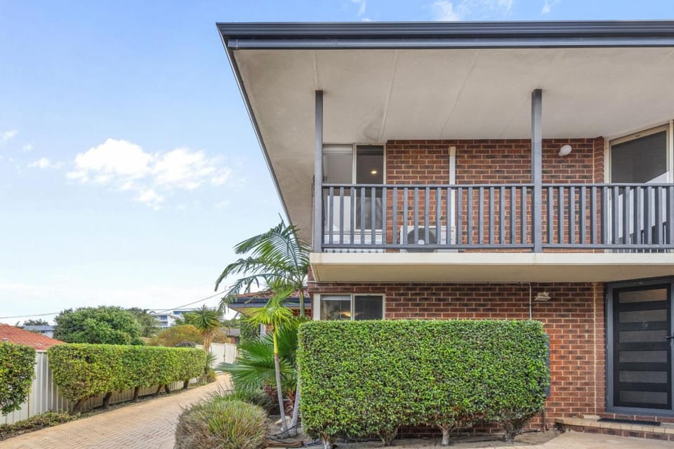 Seaside townhouse escape, stroll to the sea! House in Perth