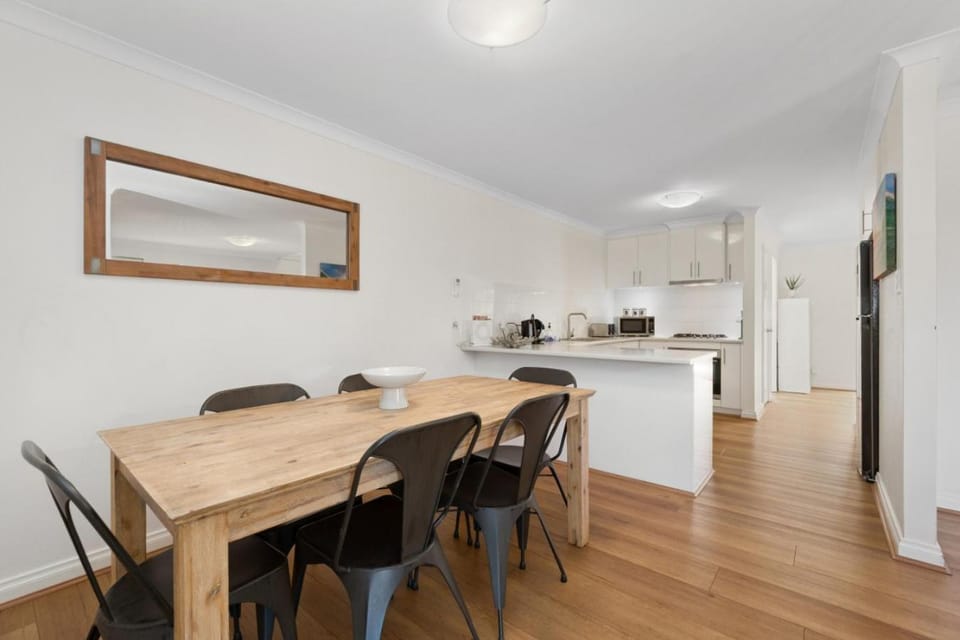 Seaside townhouse escape, stroll to the sea! House in Perth