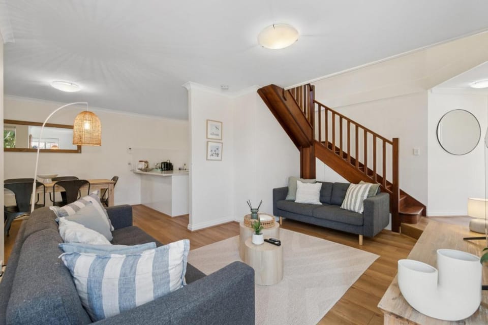 Seaside townhouse escape, stroll to the sea! House in Perth
