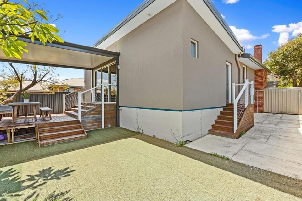 Property building, Patio, Balcony/Terrace