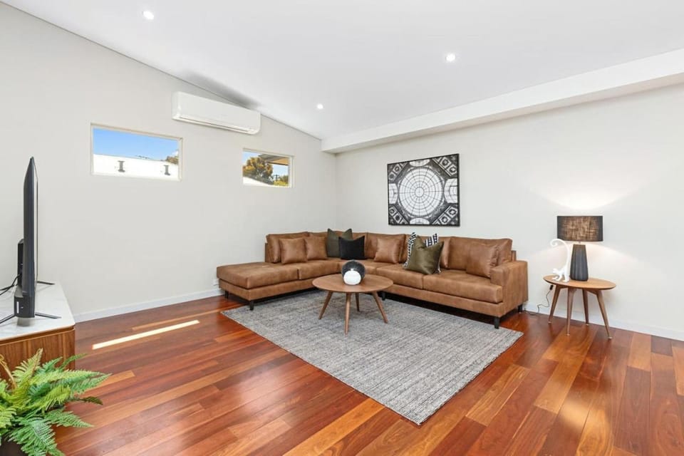 TV and multimedia, Living room, Seating area, air conditioner