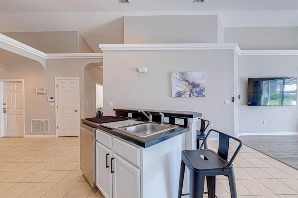 Open plan pool home sleeps 12 House in Polk County