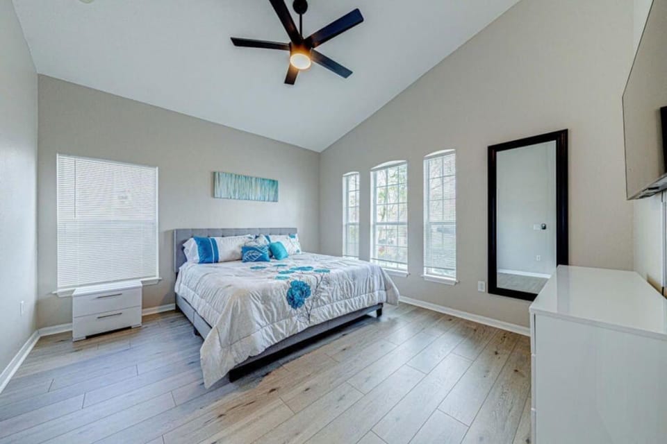 Open plan pool home sleeps 12 House in Polk County