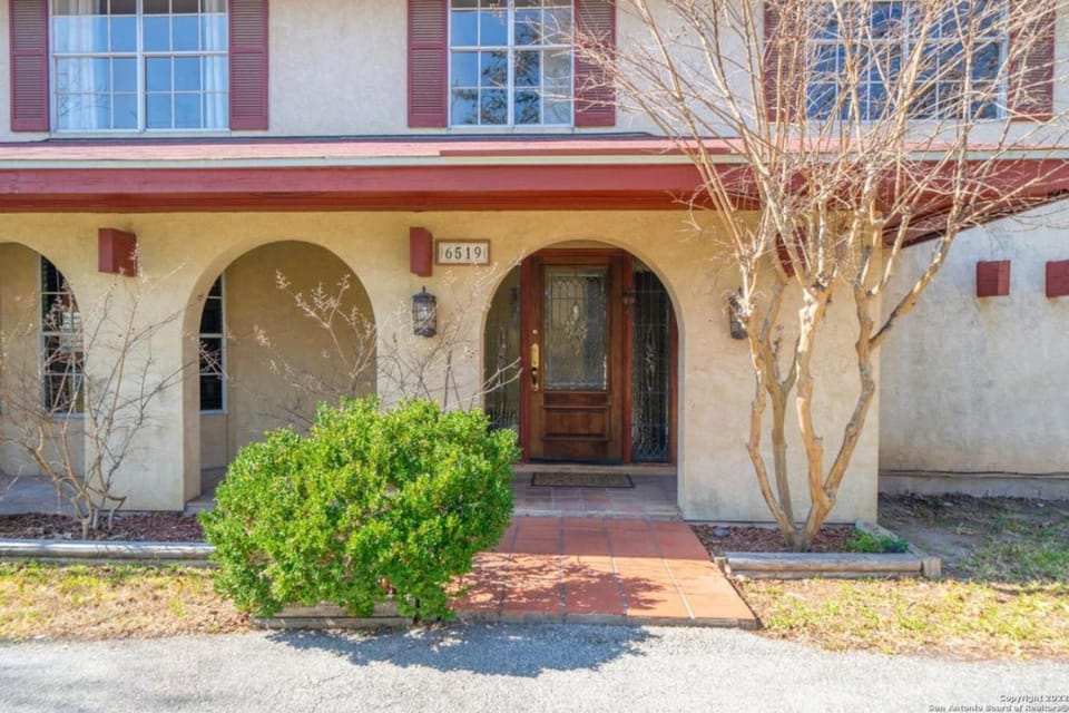 Charming Room in Beautiful Spanish Villa House in Leon Valley