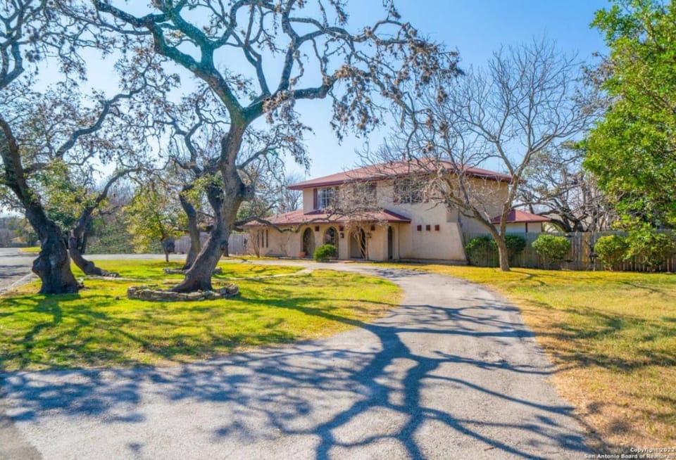 Charming Room in Beautiful Spanish Villa House in Leon Valley