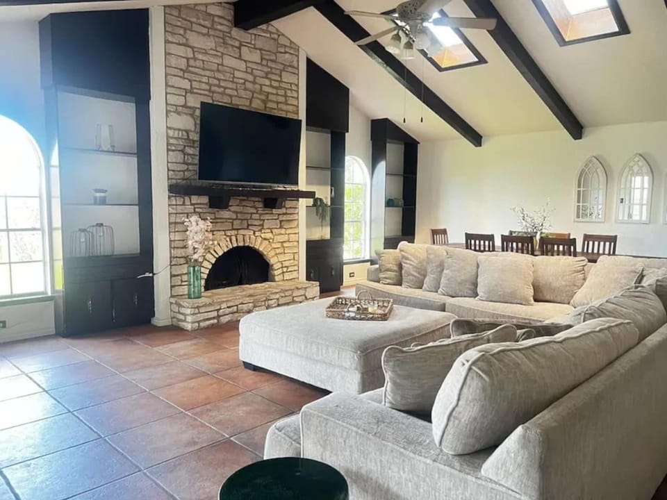 Spanish Suite in Shared Home - Near Hospitals House in Leon Valley