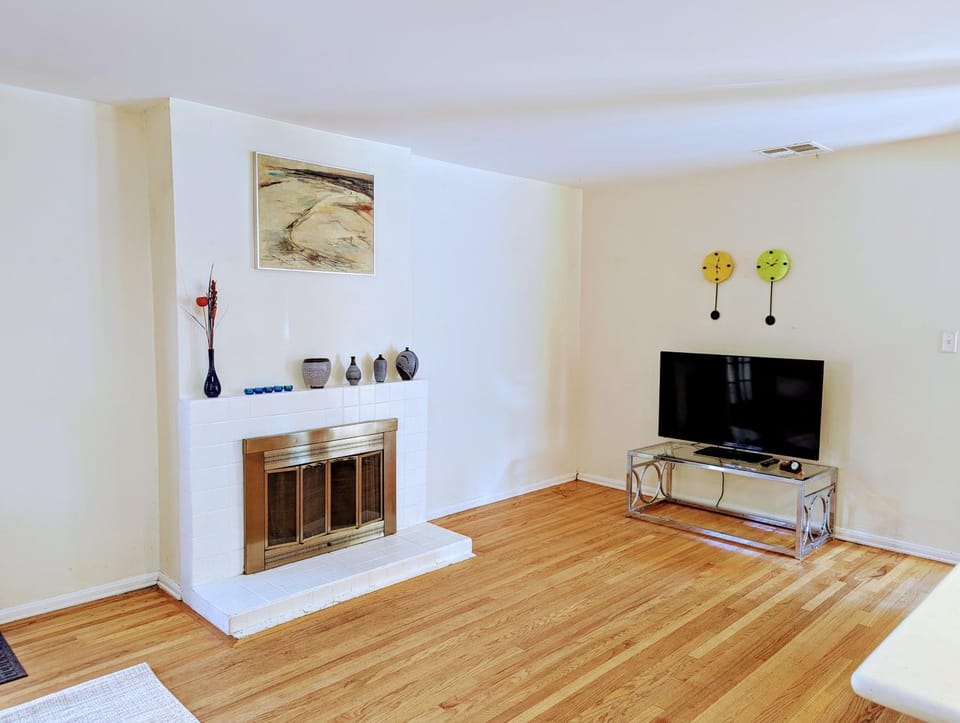 TV and multimedia, Living room, Evening entertainment