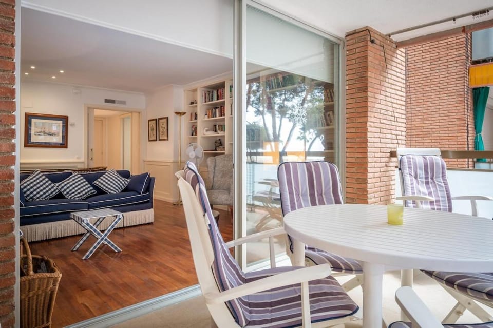 AT103 Pins Beachfront complex, beach view Apartment in Torredembarra