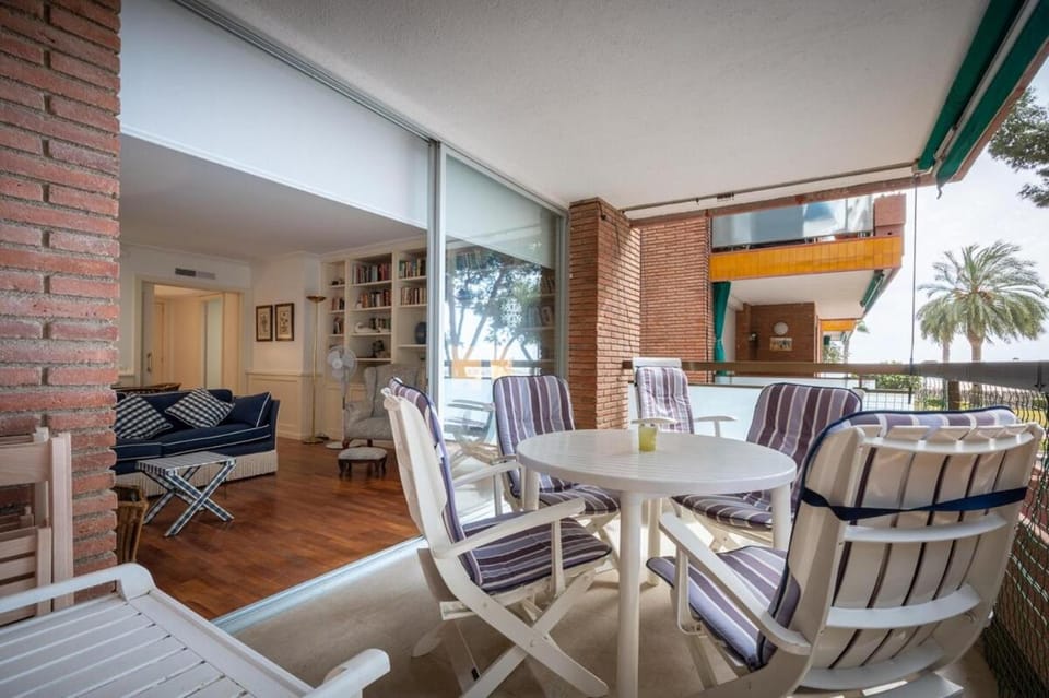 AT103 Pins Beachfront complex, beach view Apartment in Torredembarra