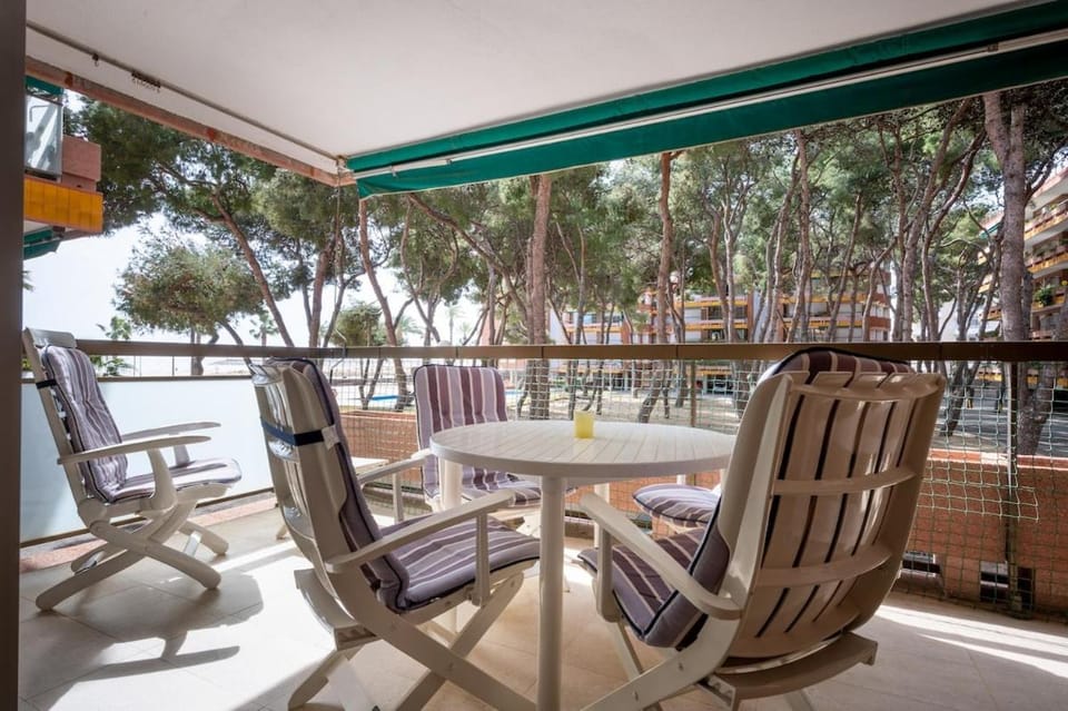 AT103 Pins Beachfront complex, beach view Apartment in Torredembarra