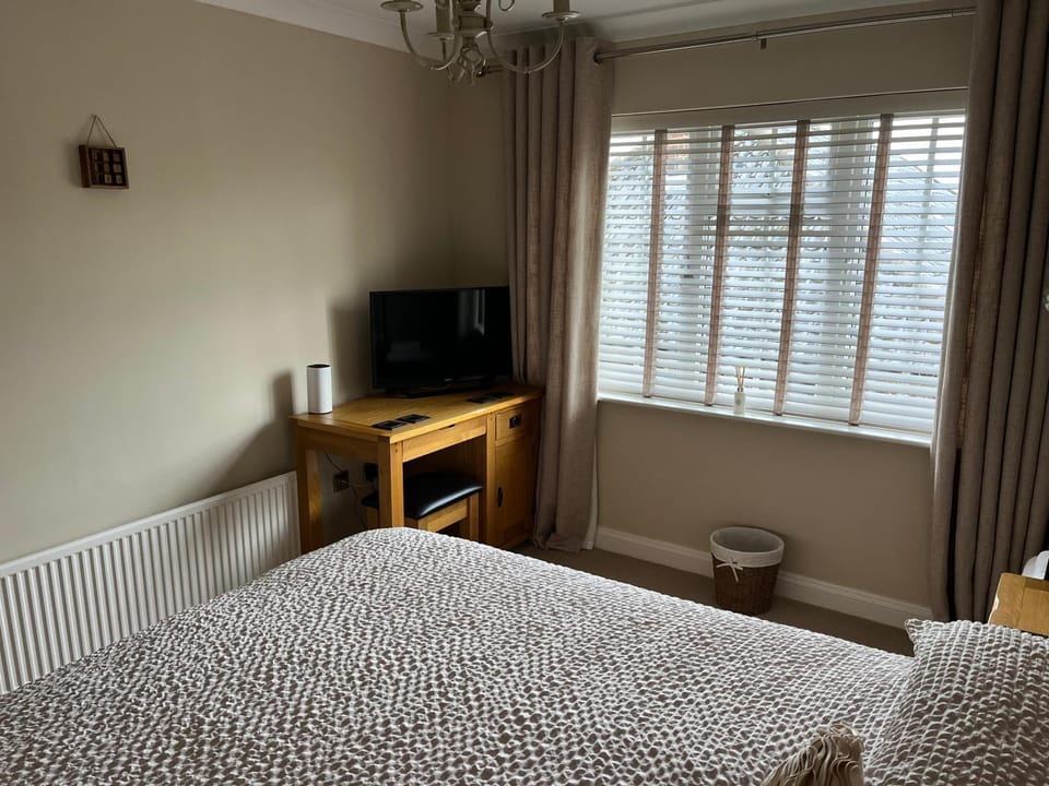 Bed, TV and multimedia, Photo of the whole room, Bedroom