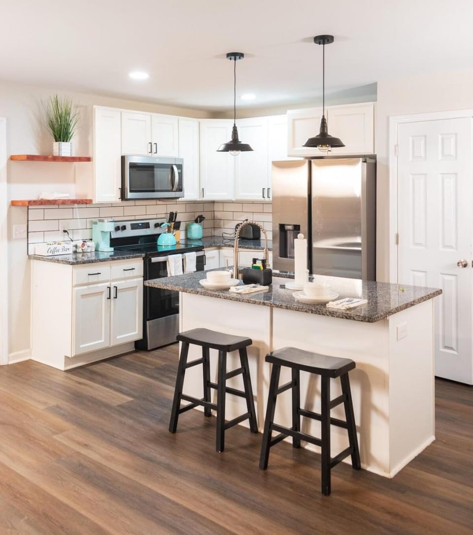 Dining area, dishwasher, oven, stove, toaster, kitchen, kitchen
