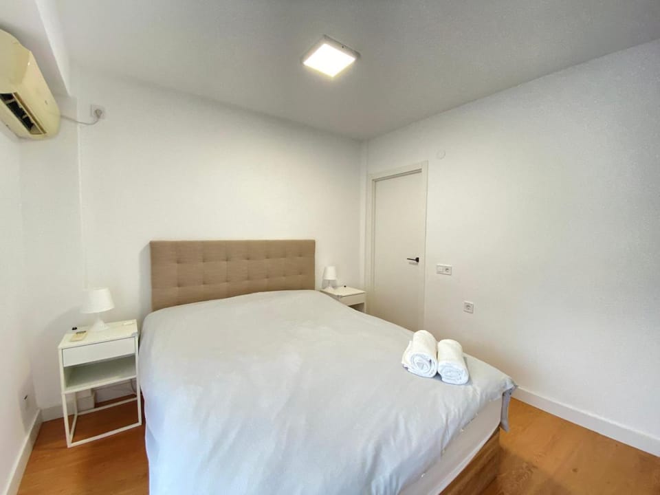 Bed, Bedroom, towels, air conditioner