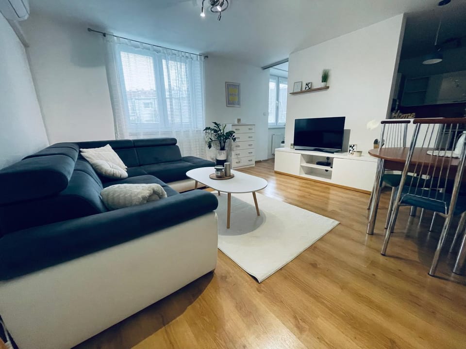 Communal lounge/ TV room, TV and multimedia, Living room, Seating area, Dining area