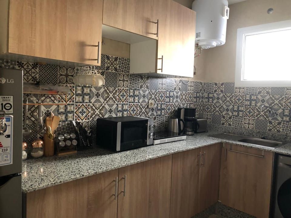 Coffee/tea facilities, Kitchen or kitchenette, microwave, stove, toaster