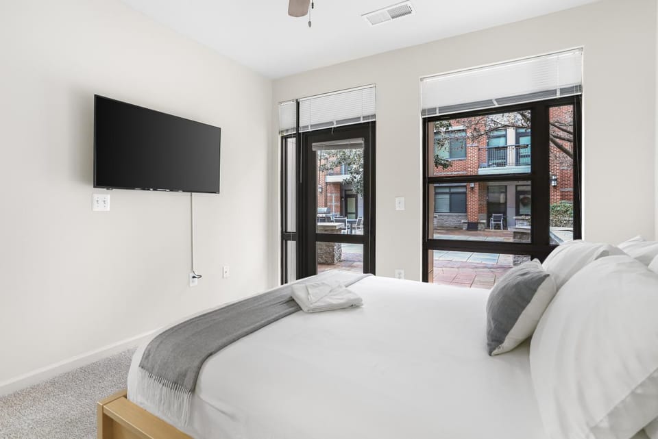 Bed, TV and multimedia, Bedroom, towels