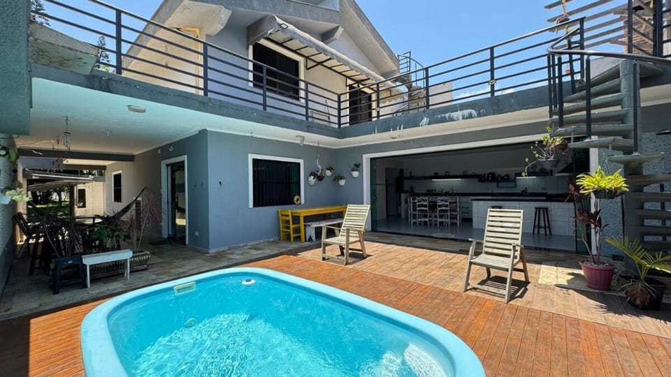Casa a 300 metros Praia, 5 quartos, com área Gourmet , Mirante, Piscina, churrasqueira e ar condionado em 2 quartos House in Peruíbe
