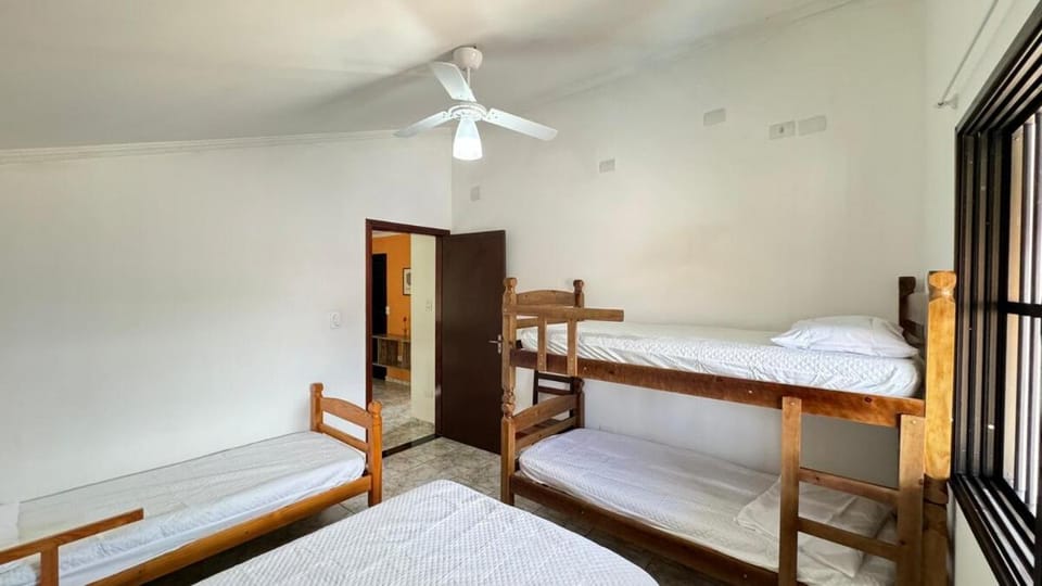 Casa a 300 metros Praia, 5 quartos, com área Gourmet , Mirante, Piscina, churrasqueira e ar condionado em 2 quartos House in Peruíbe