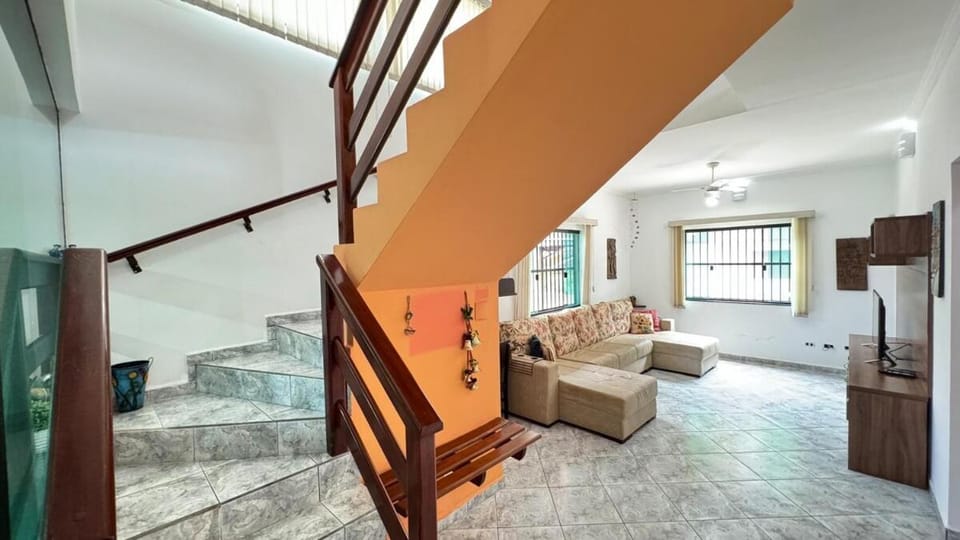 Casa a 300 metros Praia, 5 quartos, com área Gourmet , Mirante, Piscina, churrasqueira e ar condionado em 2 quartos House in Peruíbe