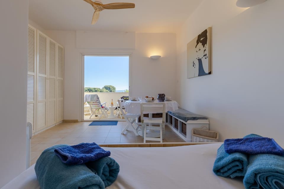 Bed, View (from property/room), Balcony/Terrace, Living room, towels