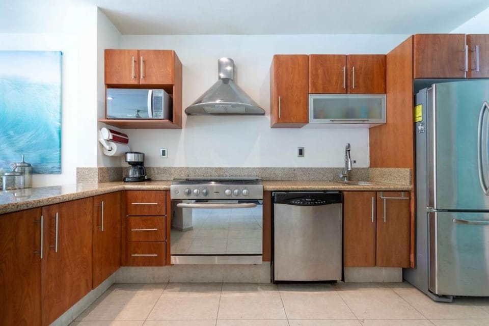 Kitchen or kitchenette, dishwasher, oven