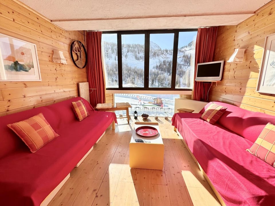 Bed, TV and multimedia, Living room