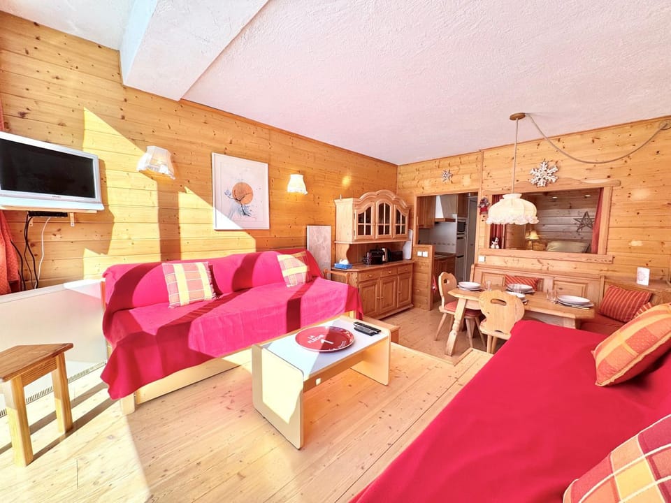 Bed, TV and multimedia, Living room, Dining area