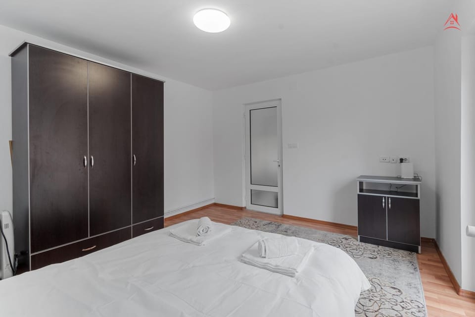 Bed, Kitchen or kitchenette, Photo of the whole room, Bedroom, towels, wardrobe