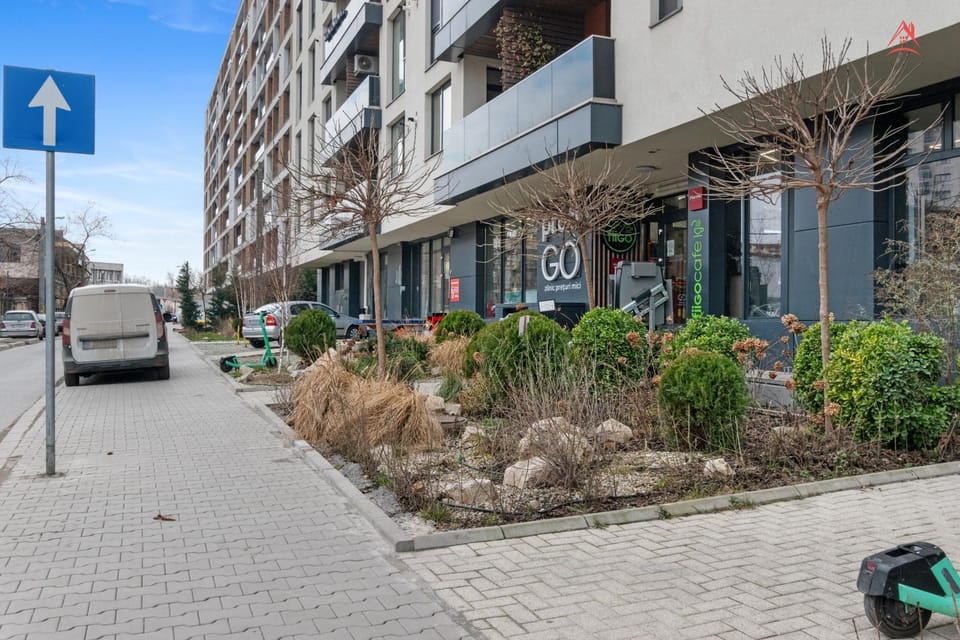 Property building, Spring, Day, Neighbourhood, City view, Street view, Location, Parking